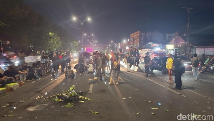 Massa yang berunjuk rasa di depan Kantor DPRD Sulawesi Selatan (Sulsel) masih bertahan hingga malam ini.