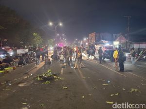 Massa Demo Masih Tutup Jalan Depan Kantor DPRD Sulsel Malam Ini