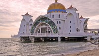Malacca Straits Mosque di Melaka, Malaysia adalah masjid terapung yang terkenal di Negeri Jiran. Masjid yang lebih dikenal dengan nama Masjid Melaka, berada di pinggiran Selat Melaka. Tiang-tiang fondasi masjidnya tertancap ke dasar laut di pinggiran pantainya. Foto: Getty Images/iStockphoto/tanukiphoto