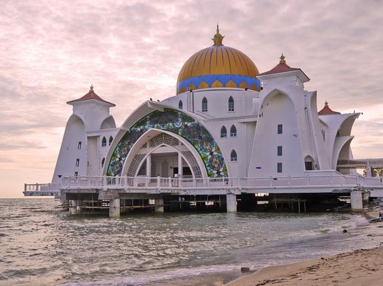 7 Masjid dengan View Laut yang Cantik dengan Bangunan Unik