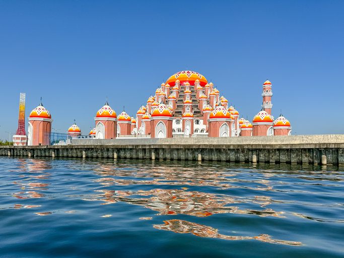 Masjid 99 Kubah dirancang oleh Ridwan Kamil yang saat ini menjabat sebagai Gubernur Jawa Barat. Sesuai dengan namanya, Masjid 99 Kubah ini dikelilingi oleh kubah yang berjumlah 99.