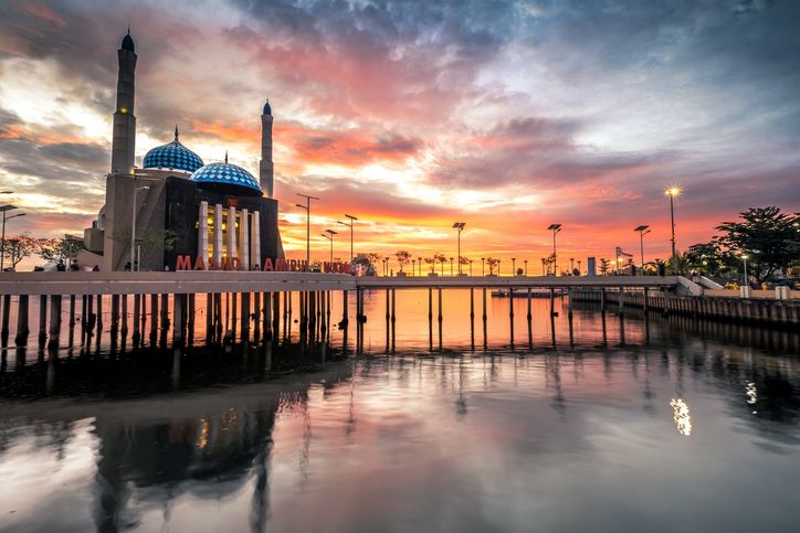 Masjid Amirul Mukminin disebut-sebut sebagai masjid terapung pertama yang ada di Indonesia.