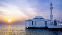 Masjid Ar-Rahmah Jeddah menjadi masjid terapung yang berlokasi di Tepian Laut Merah. Semula, masjid ini bernama Masjid Fatimah dan berubah pada 2010 menjadi Masjid Ar-Rahman. Area masjid ini seluas 2.400 meter persegi dan siap menampung para jemaah haji dan umrah dari seluruh dunia yang mengunjunginya. Foto: Getty Images/Osama Mansour
