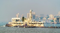 Siapa sangka, India rupanya juga punya masjid terapung bernama Masjid Haji Ali Dargah di Mumbai. Masjid ini berada di kawasan Worli Bay dan sudah berdiri sejak abad ke-19. Masjid ini jadi tempat bersejarah bagi muslim di India. Foto: Getty Images/iStockphoto/Leonid Andronov