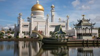 Masjid Omar Ali Saifuddin yang ada di Bandar Seri Begawan Brunei memiliki pemandangan yang cantik. Meskipun bagian depannya bukan laut asli, akan tetapi laguna buatan ini menambah kesan estetik masjid yang sudah dibangun sejak tahun 1950. Foto: Getty Images/traffic_analyzer