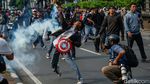 Massa Aksi Demo DPR dan Polisi Saling Serang di Pejompongan