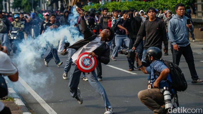 Massa Aksi Demo DPR dan Polisi Saring Serang di Pejompongan Massa aksi melempar batu ke arah polisi di jalan Pejompongan Raya, Jakarta, Senin (25/8/2025).