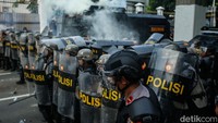 Massa yang meminta masuk gedung DPR lantas dibubarkan polisi, lemparan batu terus menghujani polisi.