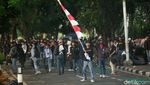 Massa Aksi Demo DPR dan Polisi Saling Serang di Pejompongan