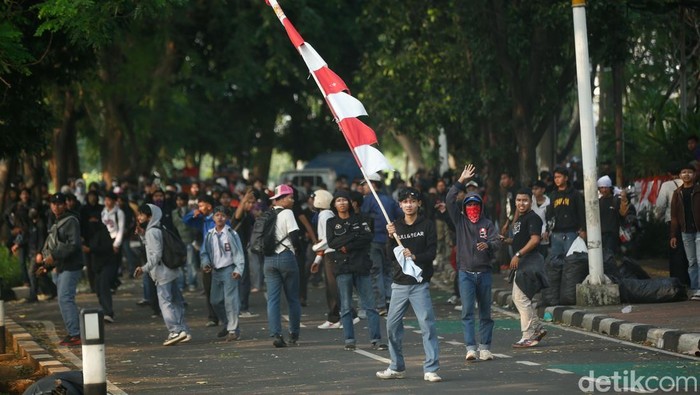 Massa Aksi Demo DPR dan Polisi Saring Serang di Pejompongan Massa aksi melempar batu ke arah polisi di jalan Pejompongan Raya, Jakarta, Senin (25/8/2025).
