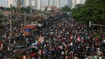 Massa Aksi Demo DPR dan Polisi Saling Serang di Pejompongan