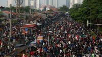Pantauan detikcom pukul 16.00 WIB, aksi saling serang tak terelakkan dan masih berlangsung.