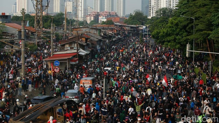 Massa Aksi Demo DPR dan Polisi Saring Serang di Pejompongan Massa aksi melempar batu ke arah polisi di jalan Pejompongan Raya, Jakarta, Senin (25/8/2025).