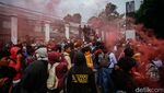 Massa Aksi Demo DPR dan Polisi Saling Serang di Pejompongan