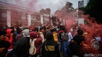 Massa yang dibubarkan ini justru bergabung di jalan Pejompongan, lokasi yang berdekatan dengan rel kereta memudahkan mereka untuk mendapatkan batu.