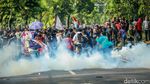 Massa Aksi Demo DPR dan Polisi Saling Serang di Pejompongan