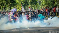 Polisi membubarkan massa aksi dengan menggunakan gas air mata.