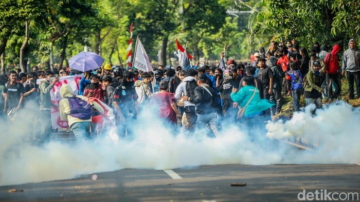 Massa aksi melempar batu ke arah polisi di jalan Pejompongan Raya, Jakarta, Senin (25/8/2025).
