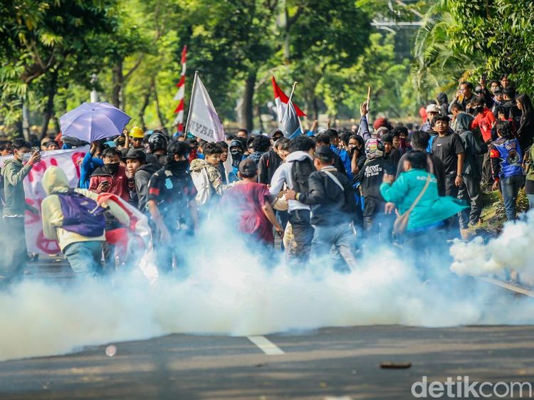 Massa Aksi Demo DPR dan Polisi Saling Serang di Pejompongan