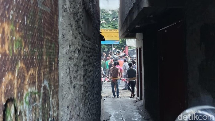 Massa dari kelompok pelajar masuk ke pemukiman warga di wilayah Petamburan. (Wildan/detikcom)