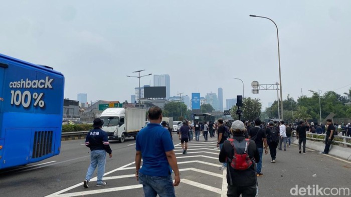 Massa demo 25 Agustus 2025 di depan DPR sempat masuk Tol Dalkot.