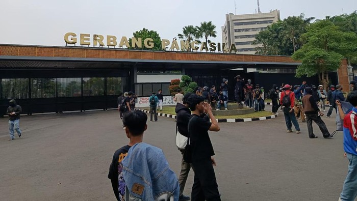 Massa demo 25 Agustus bergerak ke gerbang DPR belakang. Massa kini menduduki Gerbang Pemuda pintu belakang gedung DPR RI.