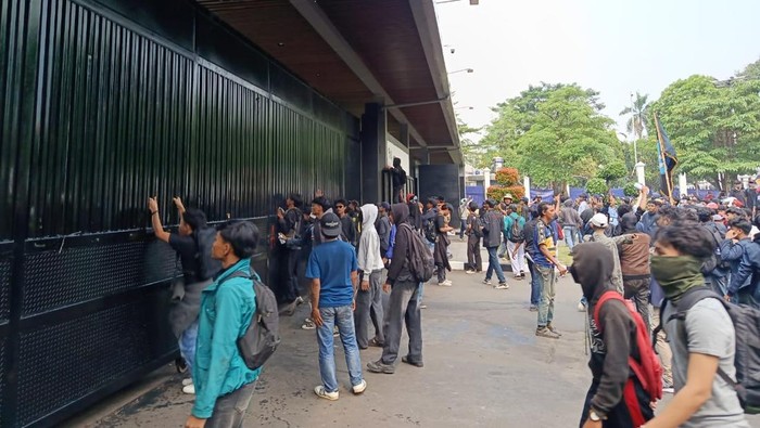 Massa demo 25 Agustus bergerak ke gerbang DPR belakang. Massa kini menduduki Gerbang Pemuda pintu belakang gedung DPR RI.