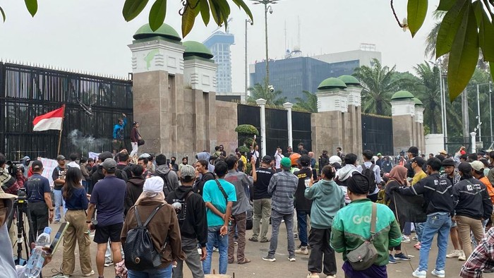 Massa demo 25 Agustus di DPR mengibarkan bendera One Piece.