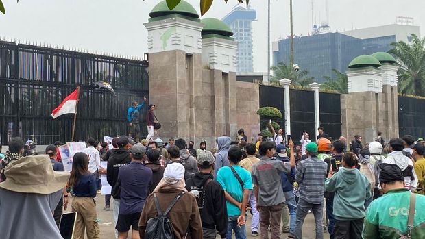 Massa demo 25 Agustus di DPR mengibarkan bendera One Piece.