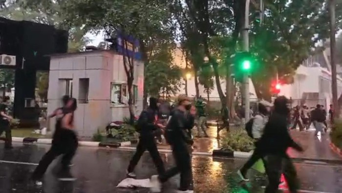 Massa demo 25 Agustus masih belum membubarkan diri meski sudah tak lagi menyampaikan aspirasi. Oknum massa juga merusak pos polisi dekat pintu 11 Stadion GBK. (dok Istimewa)