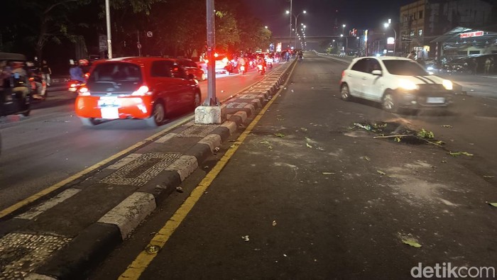 Massa demo depan Kantor DPRD Sulsel telah membubarkan diri.