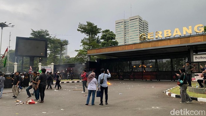 Massa demo di belakang DPR membubarkan diri. (Devi/detikcom)