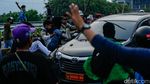 Massa Demo DPR Tutup Tol - Rusak Mobil Plat Merah