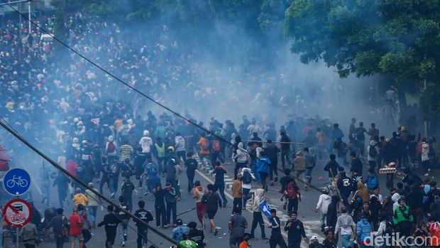 Sejumlah massa aksi menutup ruas Tol Dalam Kota arah Semanggi di Flyover Pejompongan, Jakarta, Senin (25/8/2025).