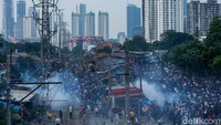 Polisi terus memukul mundur massa dengan menembakkan gas air mata, massa lantas mundur ke arah Bendungan Hilir. 