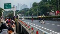Aksi itu dilakukan saat aksi saling lempar batu - gas air mata terjadi di kolong Pejompongan. 