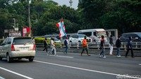 Sebagian massa berlari ke atas dan merangsek masuk ke dalam Tol untuk membalas polisi dari atas. 