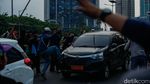 Massa Demo DPR Tutup Tol - Rusak Mobil Plat Merah