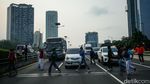 Massa Demo DPR Tutup Tol - Rusak Mobil Plat Merah