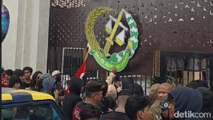 Massa demo merusak pagar Kantor Kejati Sulsel di Makassar.