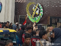 Demo di Kejati Sulsel Memanas, Massa Lempar Air Mineral-Batu Lalu Rusak Pagar