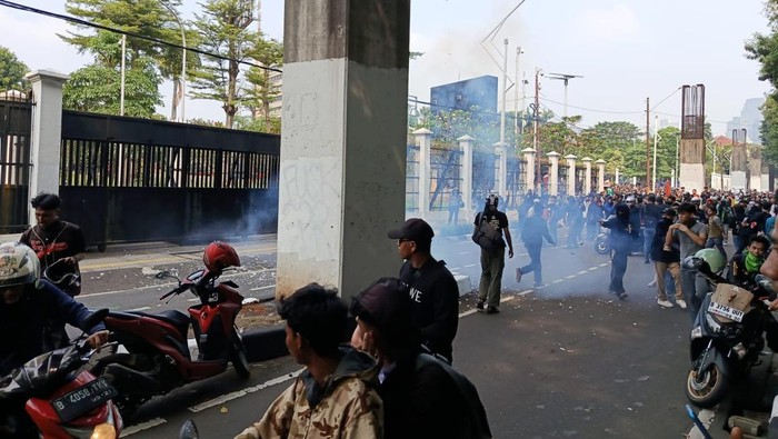Massa demp 25 Agustus ledakkan petasan di belakang DPR (Wildan/detikcom)