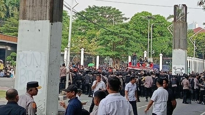 Massa mahasiswa sampaikan orasi di belakang gedung DPR (Wildan/detikcom)