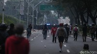 Polisi mengadang massa aksi pelajar yang berusaha bergerak menuju Jalan Gatot Subroto arah Gedung DPR.