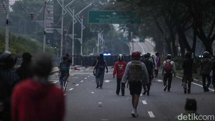 Massa pelajar menggelar demonstrasi di Jalan Gerbang Pemuda depan TVRI, Jakarta, Senin (25/8/2025). Massa diadang polisi saat menuju ke Jl Gatot Subroto arah gedung DPR. Polisi menembakkan gas air mata ke arah massa. Sebagian massa juga sempat menjebol gerbang menuju DPR dari samping Senayan Park. Mereka juga menjebol pagar TVRI namun sudah dicegah petugas keamanan TVRI.