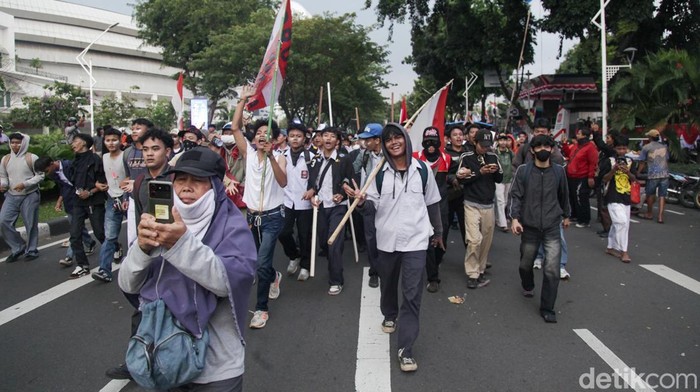 Massa Pelajar Coba Tembus DPR, Gerbang TVRI Ikut Jadi Sasaran MassaΒ pelajar menggelar demonstrasi di Jalan Gerbang Pemuda depan TVRI, Jakarta, Senin (25/8/2025). Massa diadang polisi saat menuju ke Jl Gatot Subroto arah gedung DPR. Polisi menembakkan gas air mata ke arah massa. Sebagian massa juga sempat menjebol gerbang menuju DPR dari samping Senayan Park. Mereka juga menjebol pagar TVRI namun sudah dicegah petugas keamanan TVRI.