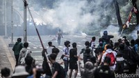 Polisi menembakkan gas air mata ke arah massa untuk membubarkan aksi.