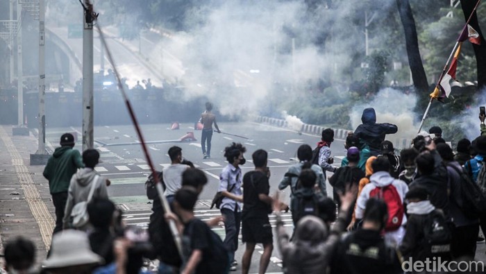 Massa pelajar menggelar demonstrasi di Jalan Gerbang Pemuda depan TVRI, Jakarta, Senin (25/8/2025). Massa diadang polisi saat menuju ke Jl Gatot Subroto arah gedung DPR. Polisi menembakkan gas air mata ke arah massa. Sebagian massa juga sempat menjebol gerbang menuju DPR dari samping Senayan Park. Mereka juga menjebol pagar TVRI namun sudah dicegah petugas keamanan TVRI.