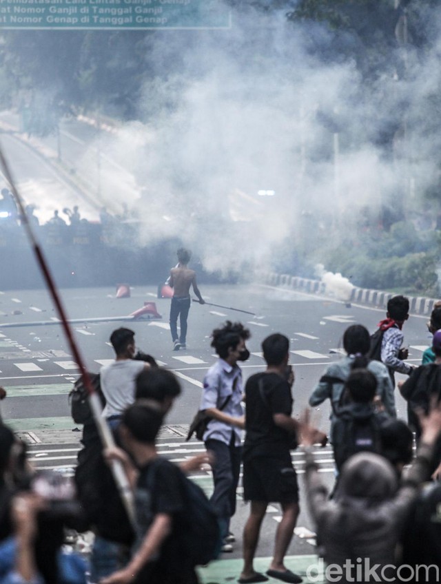 Ragam Cara Tangkal Gas Air Mata