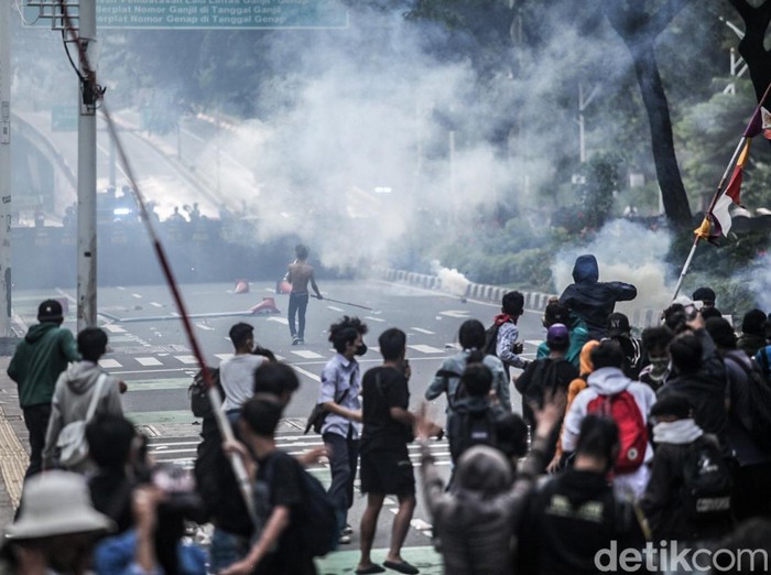 Massa pelajar menggelar demonstrasi di Jalan Gerbang Pemuda depan TVRI, Jakarta, Senin (25/8/2025). Massa diadang polisi saat menuju ke Jl Gatot Subroto arah gedung DPR. Polisi menembakkan gas air mata ke arah massa. Sebagian massa juga sempat menjebol gerbang menuju DPR dari samping Senayan Park. Mereka juga menjebol pagar TVRI namun sudah dicegah petugas keamanan TVRI.
